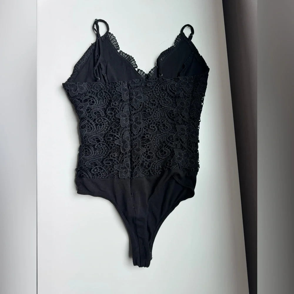 Lulu’s Black Bodysuit with Crochet Like Bodice and Adjustable Straps size small - Picture 3 of 6